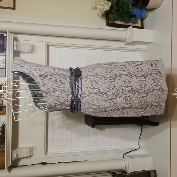 Flattering Suzi Chin for Maggy Boutique Dress - Picture 6 of 10